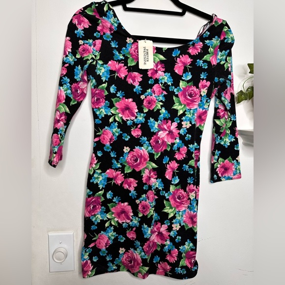 Forever 21 Dresses & Skirts - Forever 21 bodycon mini floral dress 3/4 sleeve